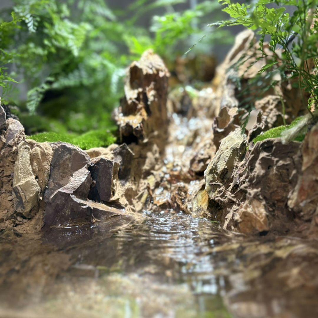 滝の流れるアクアテラリウム　No.1144