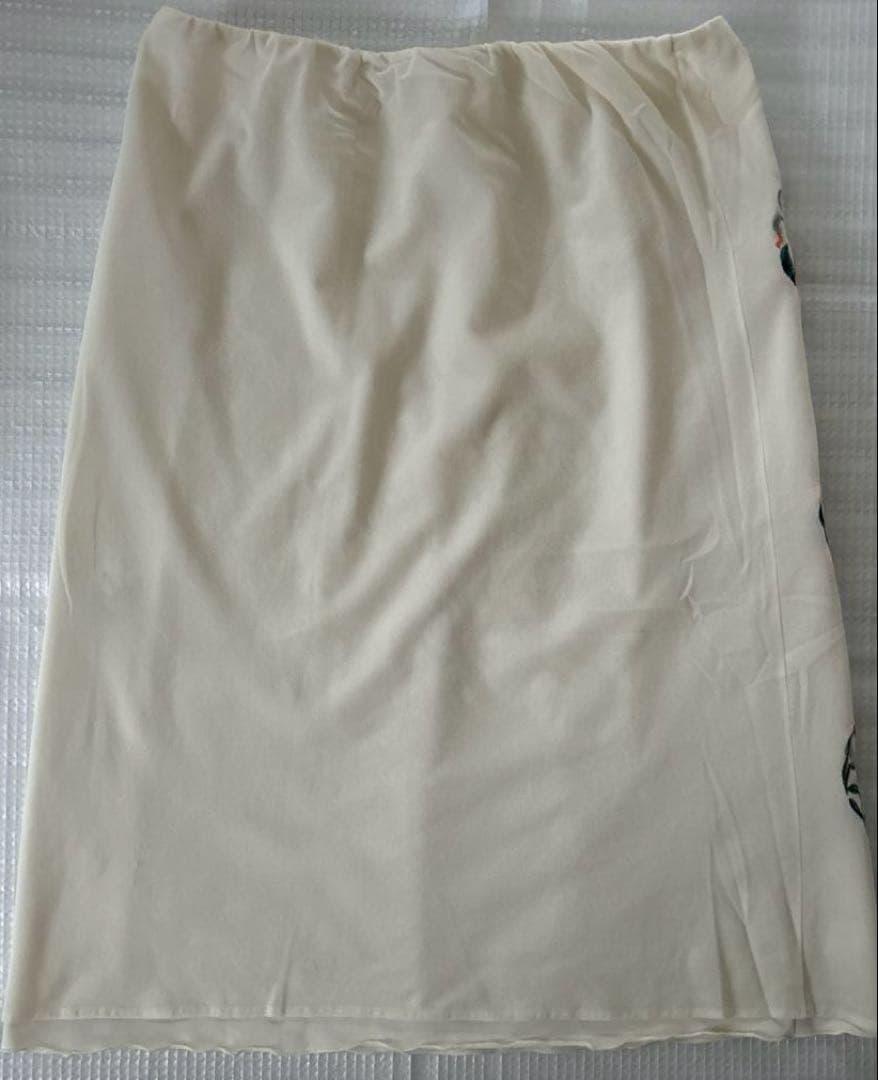 【美品】ヴィヴィアンタム　白✖️刺繍　スカート
