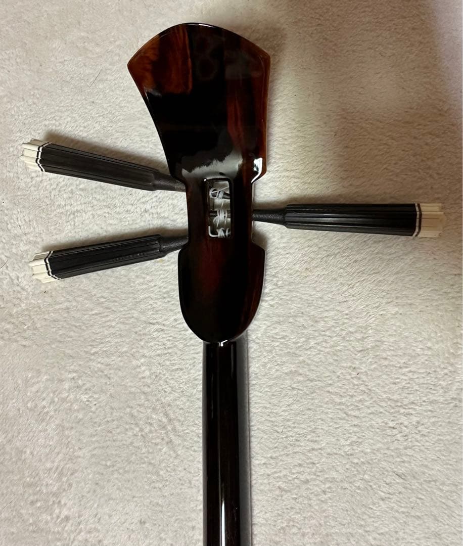 【1月3日まで限定セール！】八重山黒木三線真壁型（予備替え弦・工工四集付）