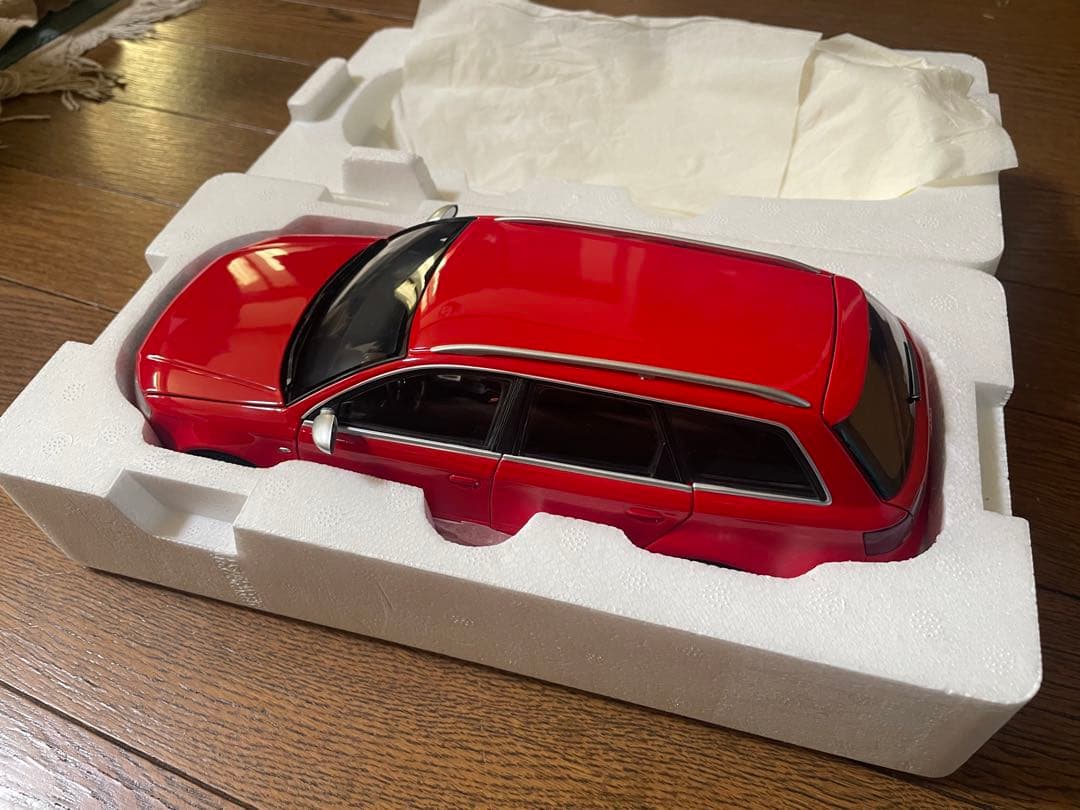 ミニチャンプス製　アウディRS4 アバント　B7型　1/18