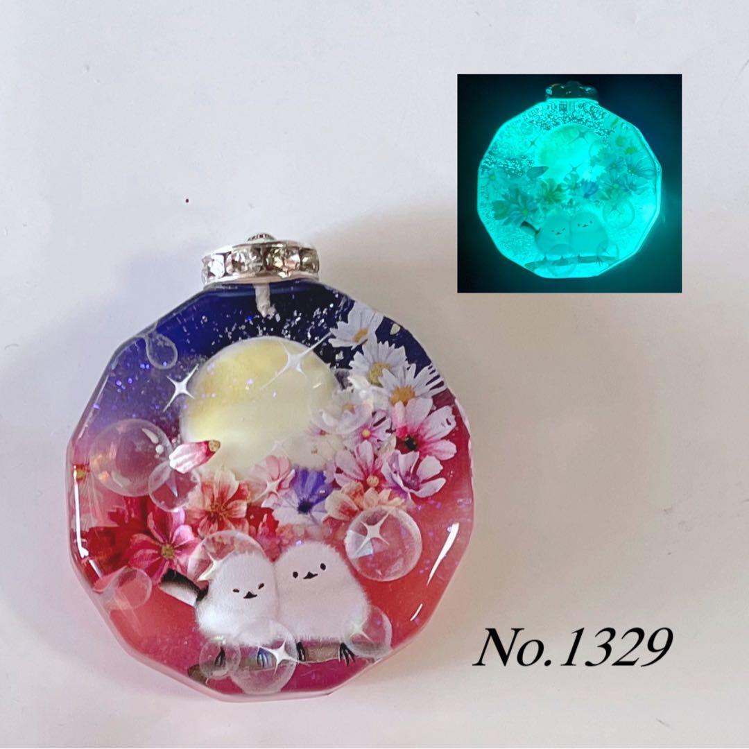 RUKURUKU//星雲と窓辺の子猫達　蓄光　オルゴナイトキーホルダー