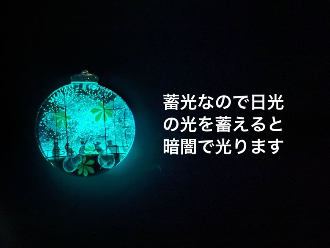 RUKURUKU//星雲と窓辺の子猫達　蓄光　オルゴナイトキーホルダー