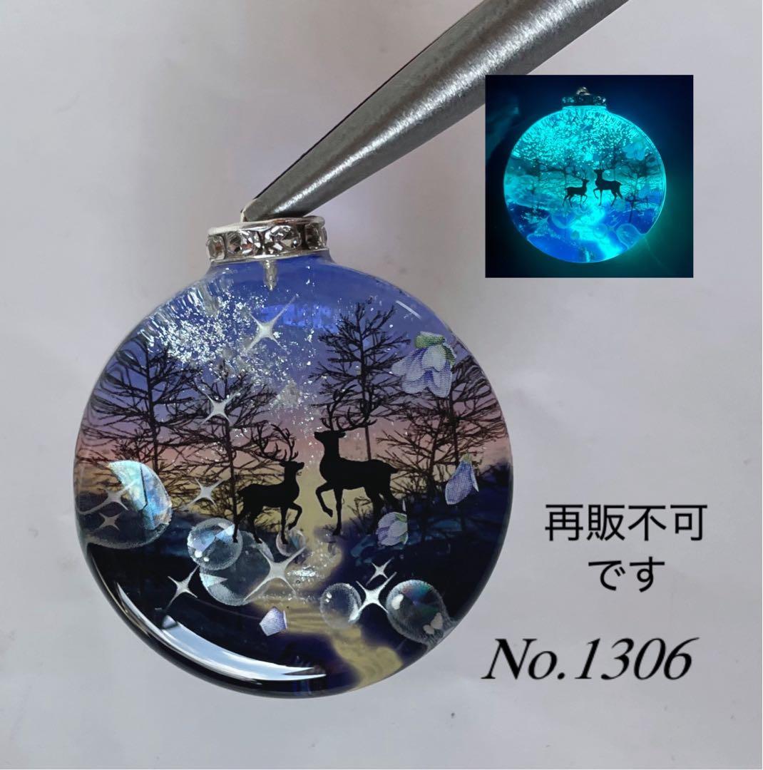 RUKURUKU//星雲と窓辺の子猫達　蓄光　オルゴナイトキーホルダー