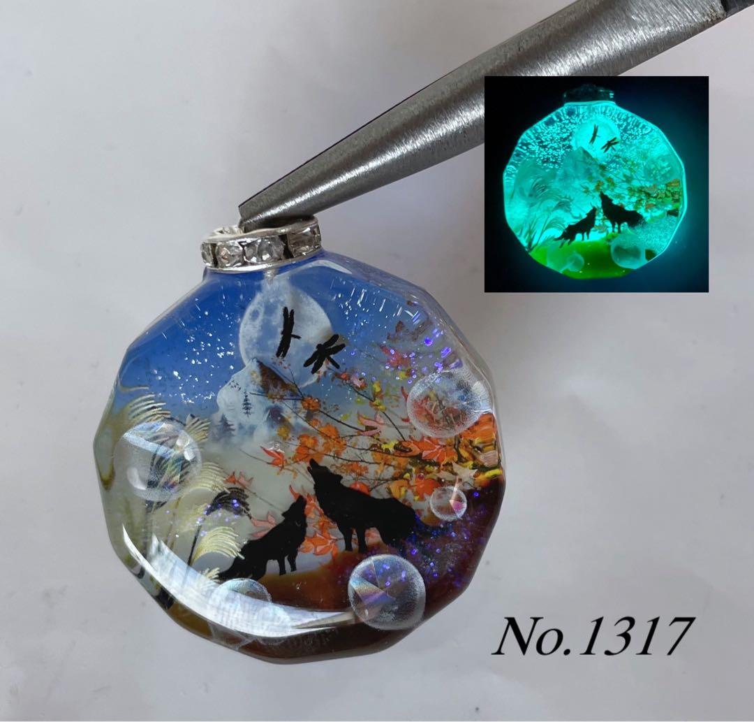 RUKURUKU//星雲と窓辺の子猫達　蓄光　オルゴナイトキーホルダー