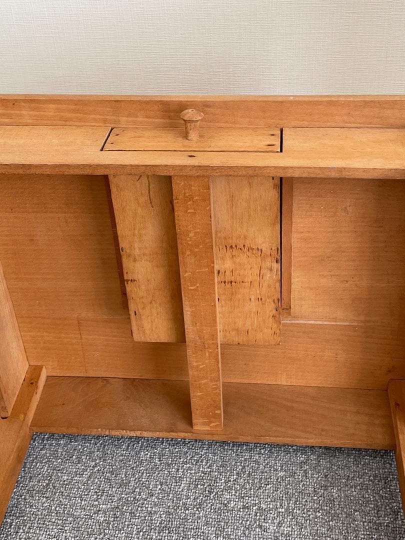 スモールなフランスのサイドテーブル