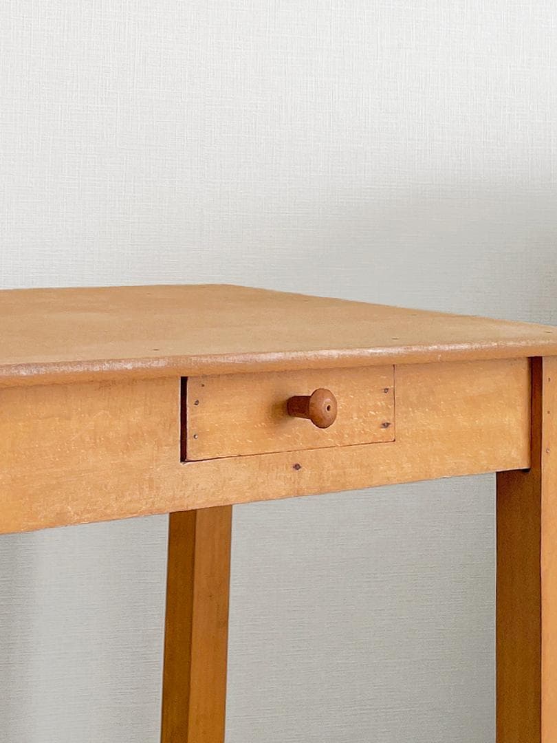 スモールなフランスのサイドテーブル