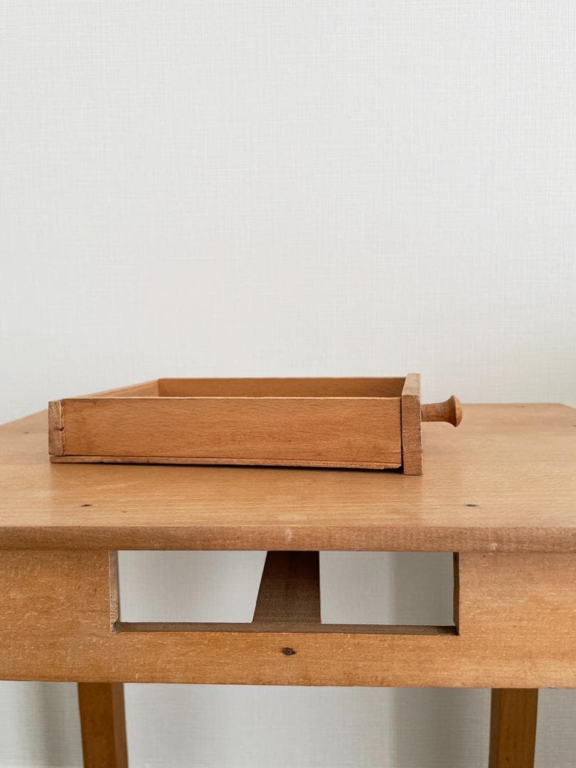 スモールなフランスのサイドテーブル