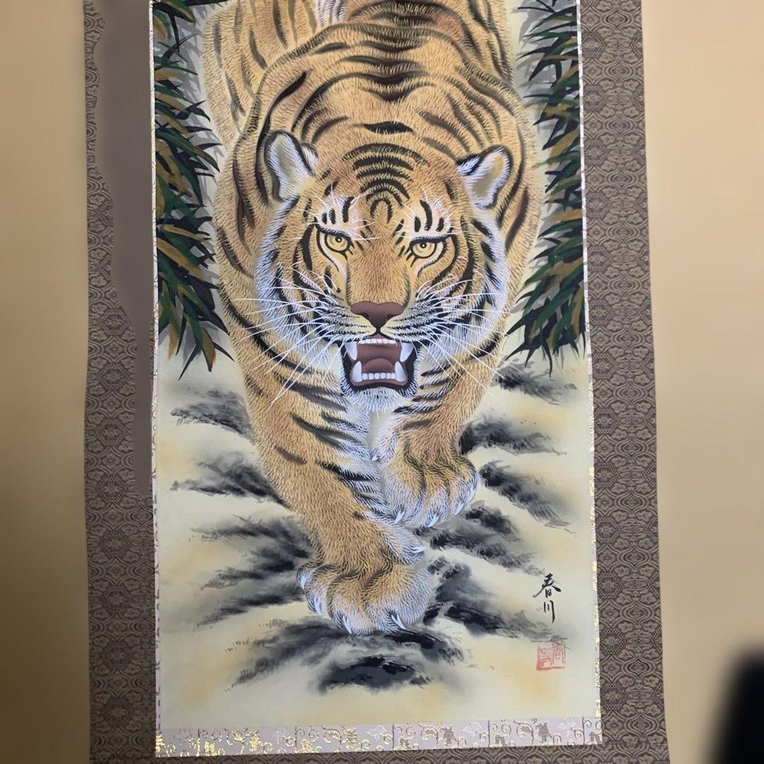 虎の掛軸 182cm × 53cm 木製の箱入り