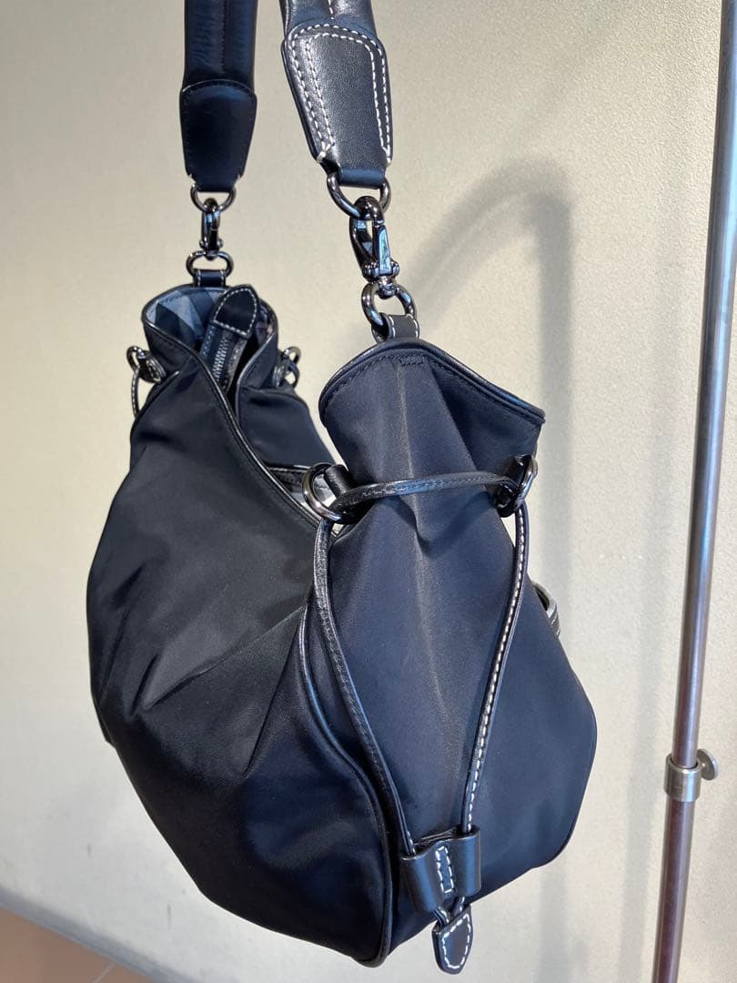 バーバリー　ナイロンバッグ　肩掛け可能　ノバチェック　刺繍ロゴ　ブラック￼