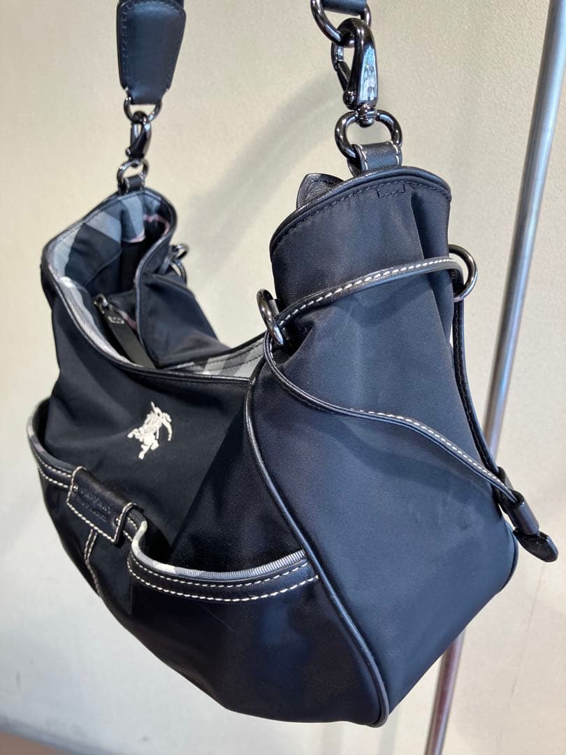 バーバリー　ナイロンバッグ　肩掛け可能　ノバチェック　刺繍ロゴ　ブラック￼