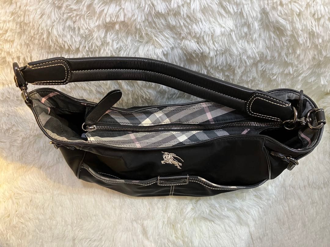 バーバリー　ナイロンバッグ　肩掛け可能　ノバチェック　刺繍ロゴ　ブラック￼