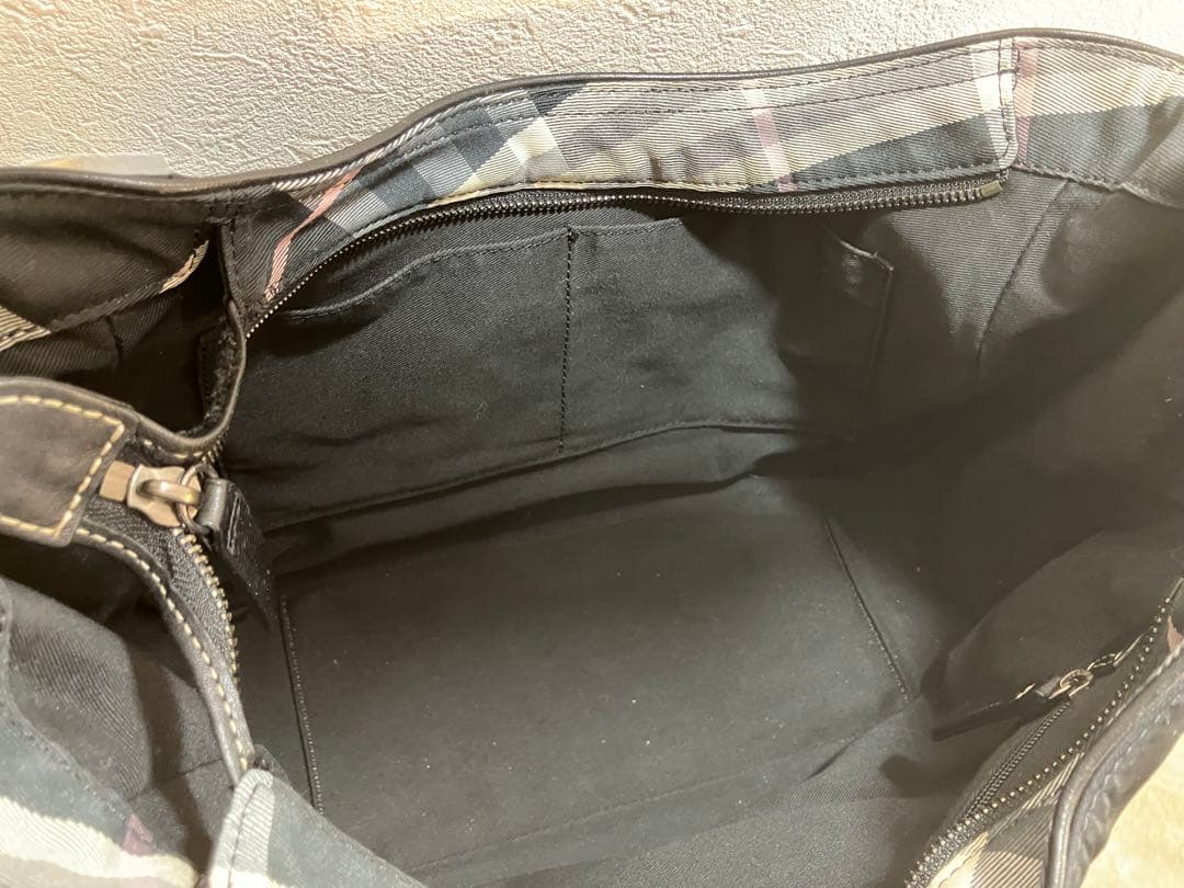 バーバリー　ナイロンバッグ　肩掛け可能　ノバチェック　刺繍ロゴ　ブラック￼