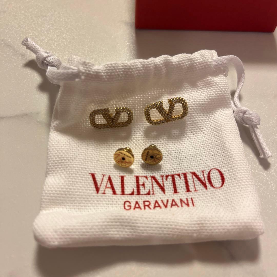 ヴァレンティノ Vロゴ シグネチャー メタル スワロフスキー クリスタル ピアス