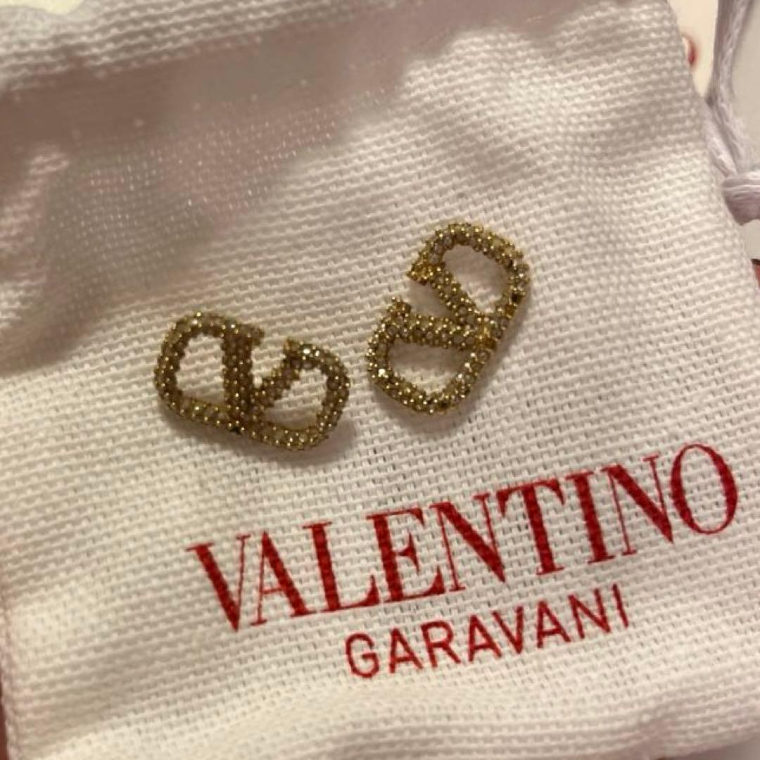 ヴァレンティノ Vロゴ シグネチャー メタル スワロフスキー クリスタル ピアス