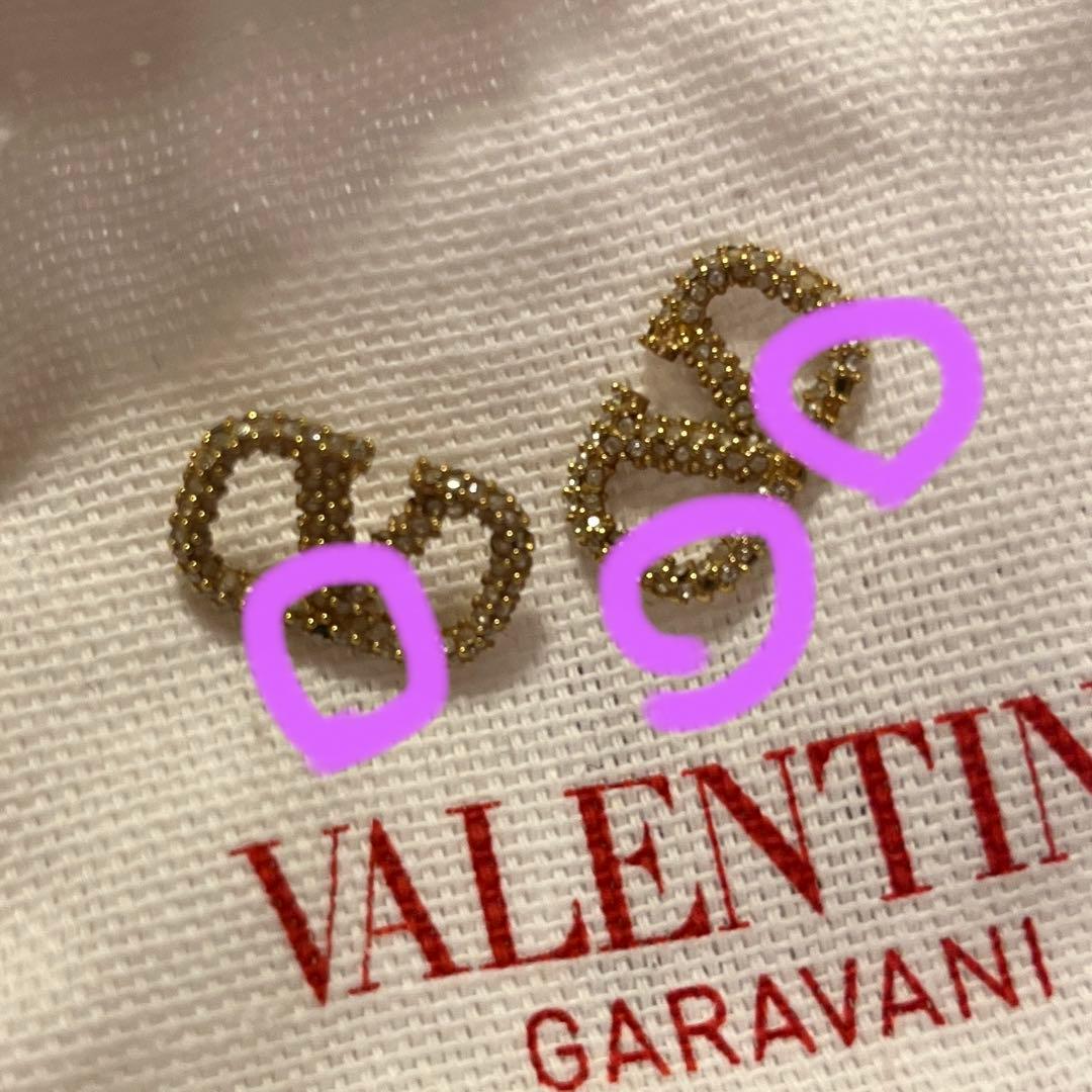 ヴァレンティノ Vロゴ シグネチャー メタル スワロフスキー クリスタル ピアス