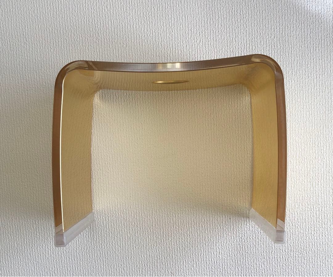 金色のバスチェアと湯おけ