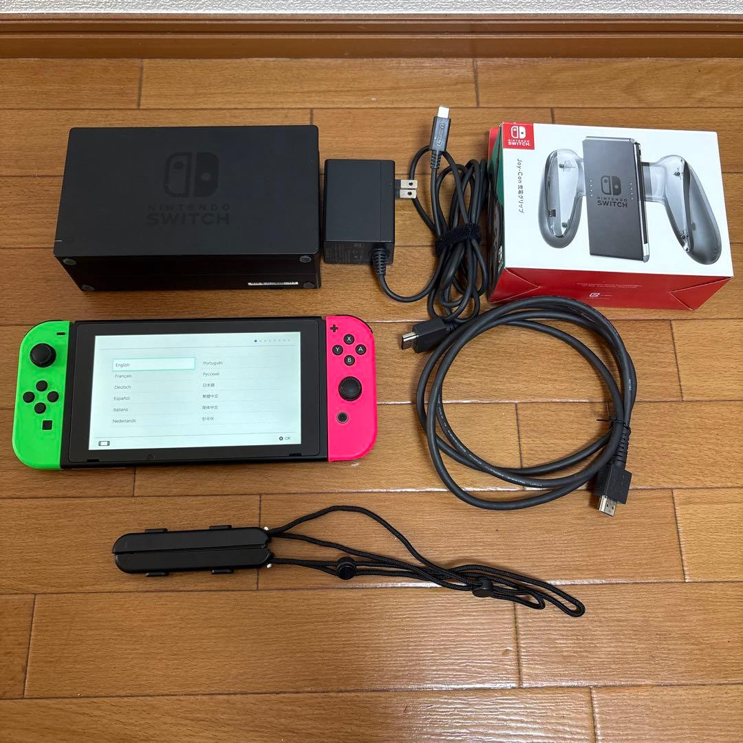 Nintendo Switch本体と付属品とJoy-Con充電グリップ