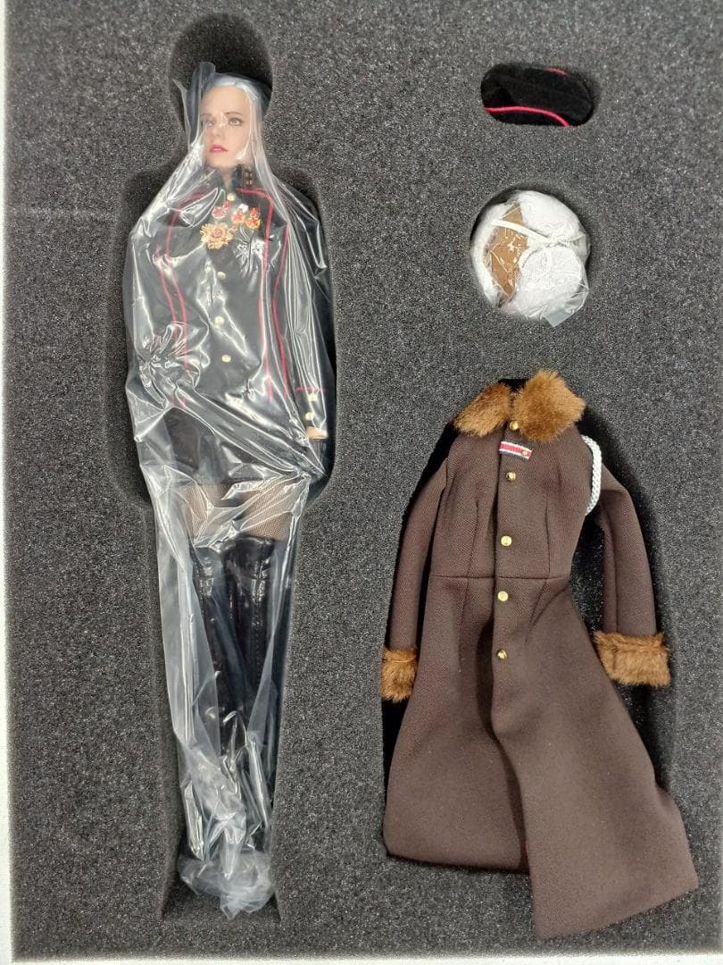 レッドアラート ソビエト軍女性将校カチューシャ 1/6スケールタイプホットトイズ