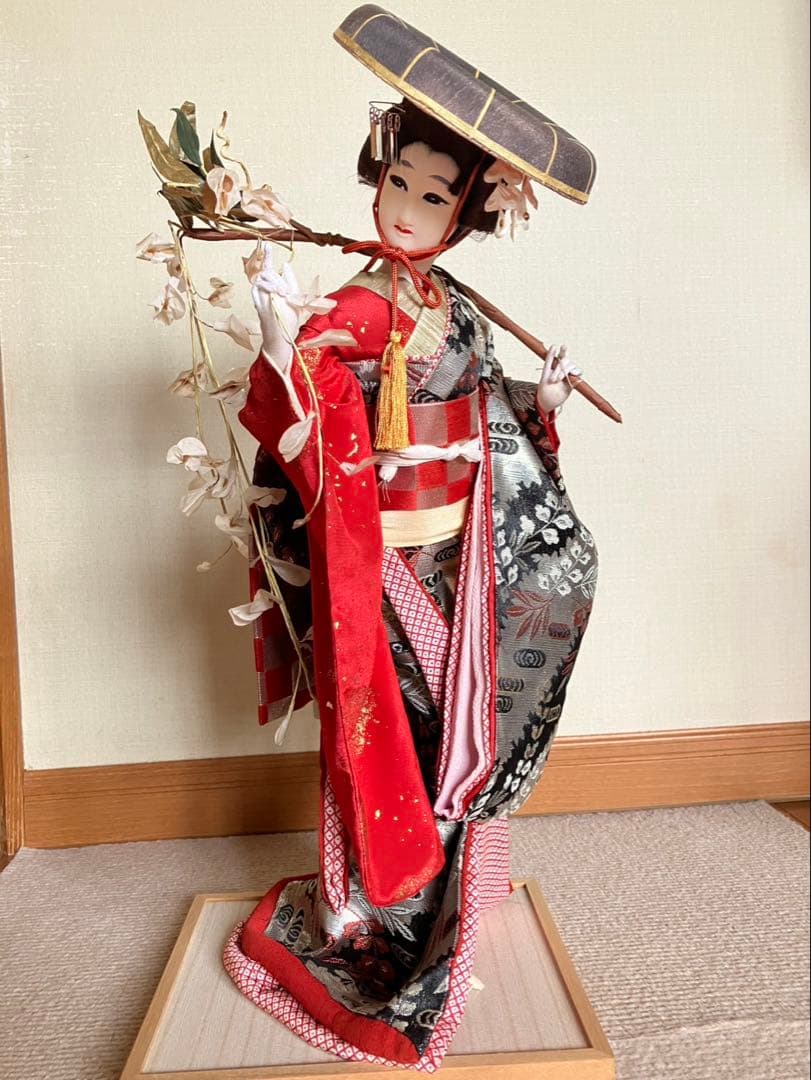 日本人形　藤娘　傘を持つ赤と黒の日本人形