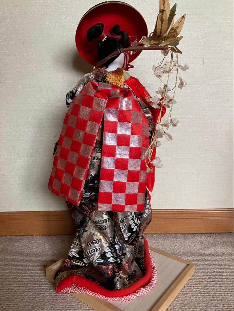 日本人形　藤娘　傘を持つ赤と黒の日本人形