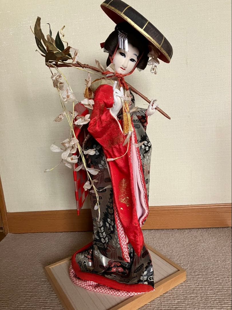 日本人形　藤娘　傘を持つ赤と黒の日本人形