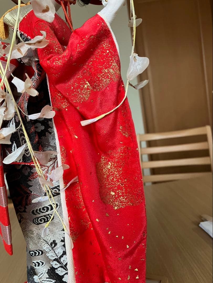 日本人形　藤娘　傘を持つ赤と黒の日本人形