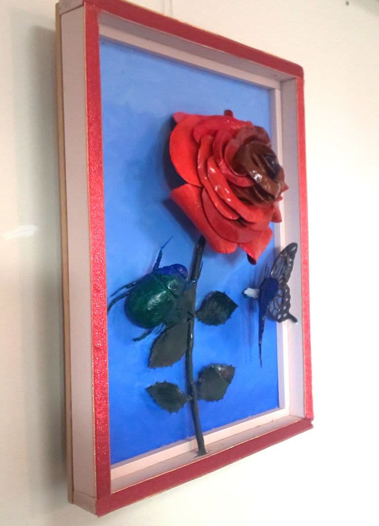 「一輪の薔薇と、近寄る昆虫」（未来絵画）