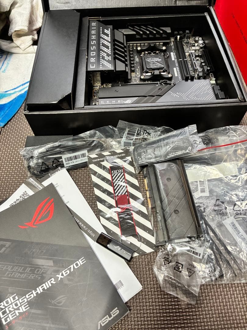 ROG CROSSHAIR X670E GENE マザー（M-ATX、中古）