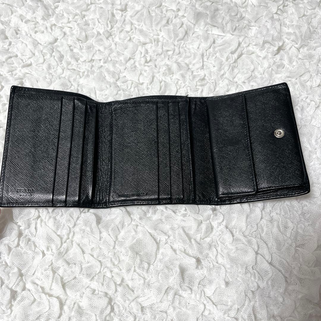 PRADA ブラック 三つ折り財布　三角　トライアングル　サフィアーノレザー