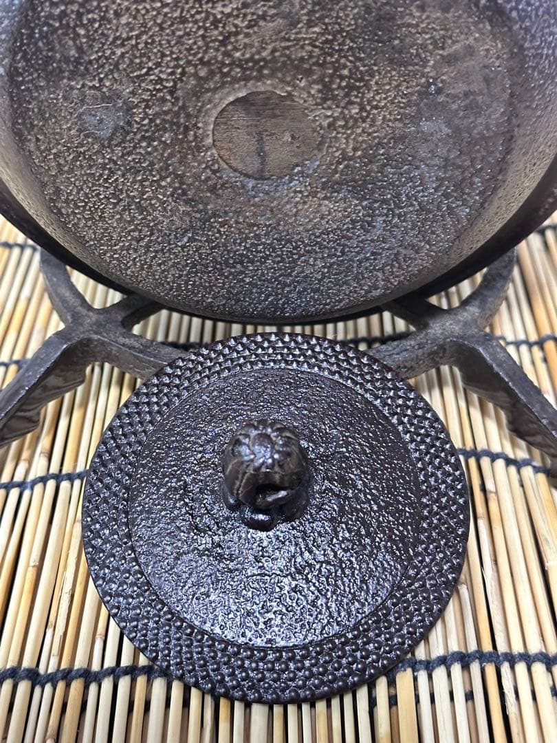 南部釜師　初代緑山　河村 常次郎作　１２型アラレ　南部鉄瓶　かず様売約済み