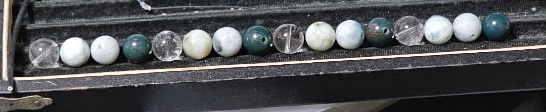 黒平、向山鉱山水晶と出雲瑪瑙碧玉と糸魚川翡翠 １２mmで組み立てました。