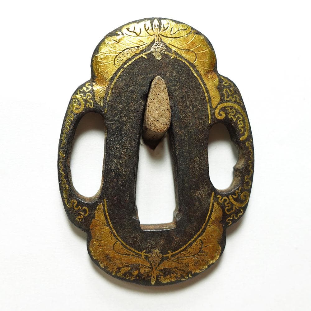 肥後の喰出鐔　鉄地木瓜形蝶唐草文鐔　肥後金工　両櫃孔　毛彫　金象嵌　はみだし