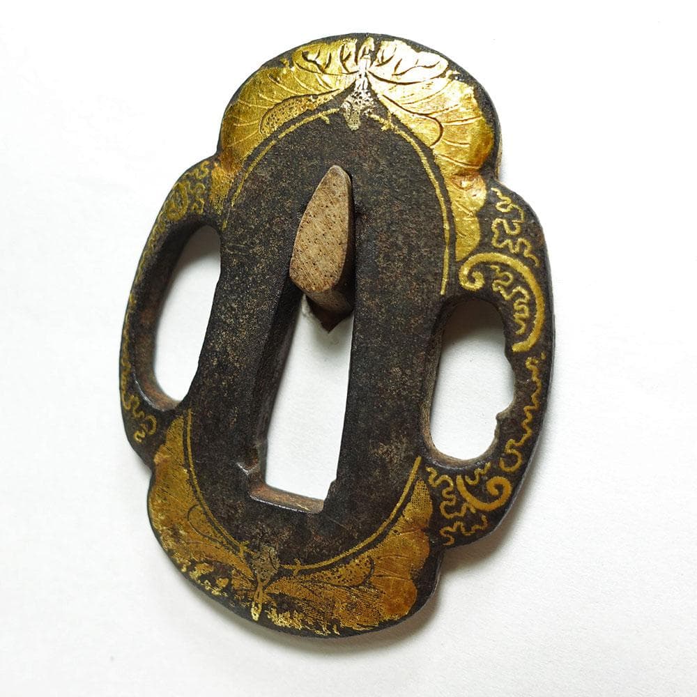 肥後の喰出鐔　鉄地木瓜形蝶唐草文鐔　肥後金工　両櫃孔　毛彫　金象嵌　はみだし