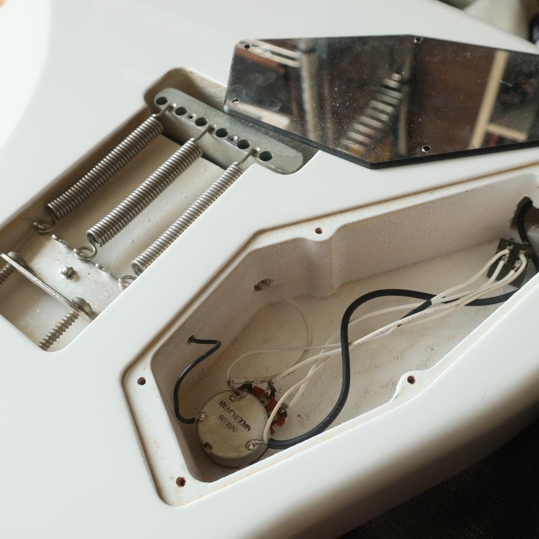 クルーソンデラックスペグ装備 キルスイッチ搭載 エレキギター ホワイト ケース付