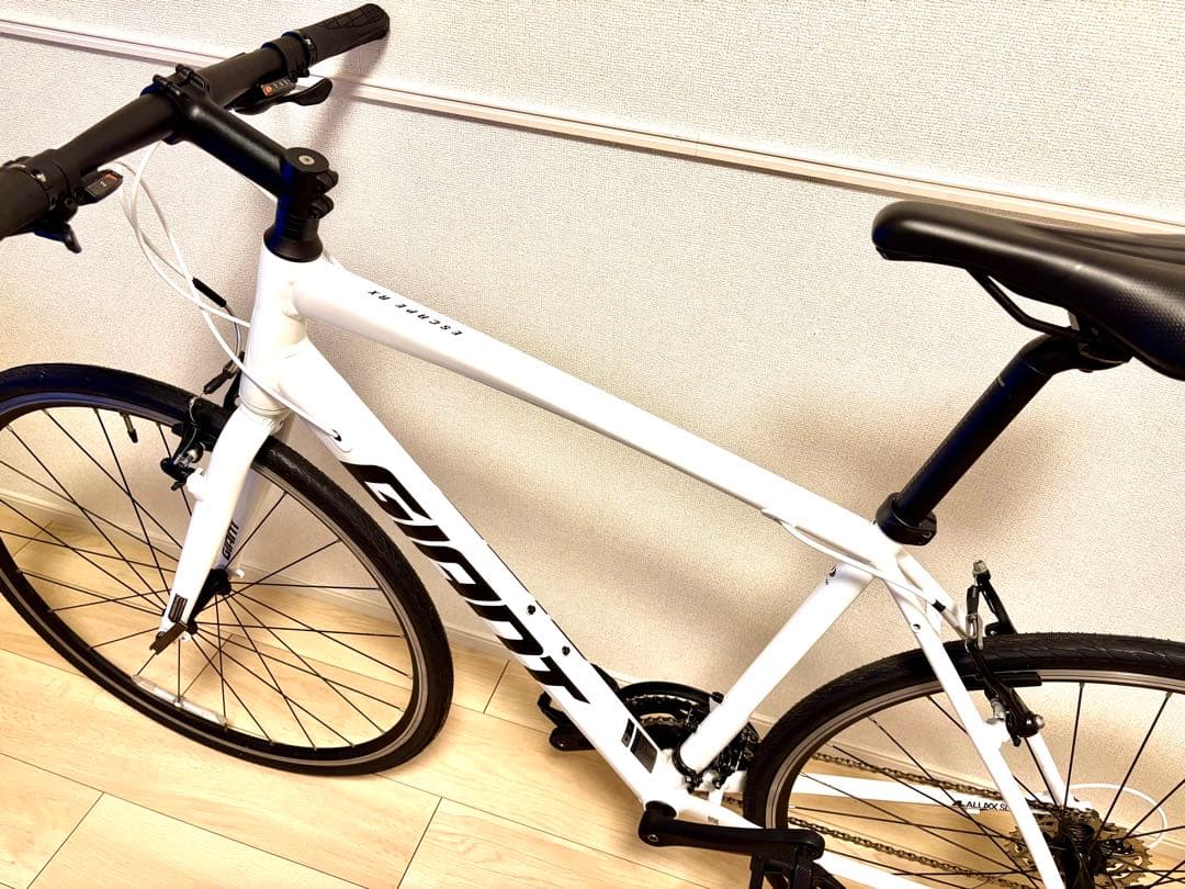 ☆高年式2022 GIANT ESCAPE RX3 人気のホワイト　Mサイズ