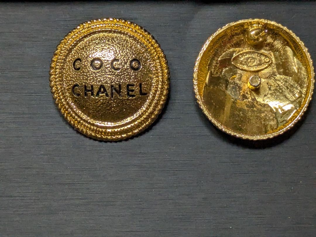 Coco Chanel ゴールドボタンピアス