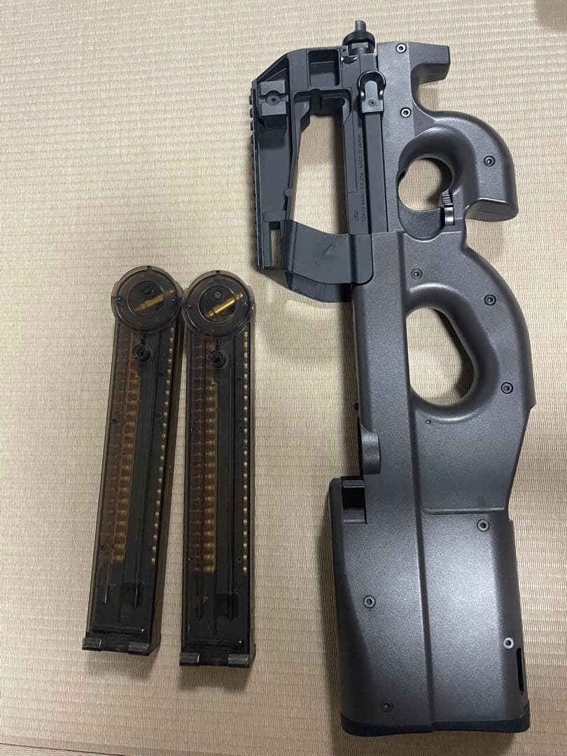 東京マルイ電動ガン　P90 マガジン2本 &キャリングバッグ付き