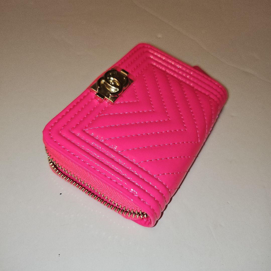 CHANELボーイシャネル　ネオンピンク 　キルティング エナメル　ケース