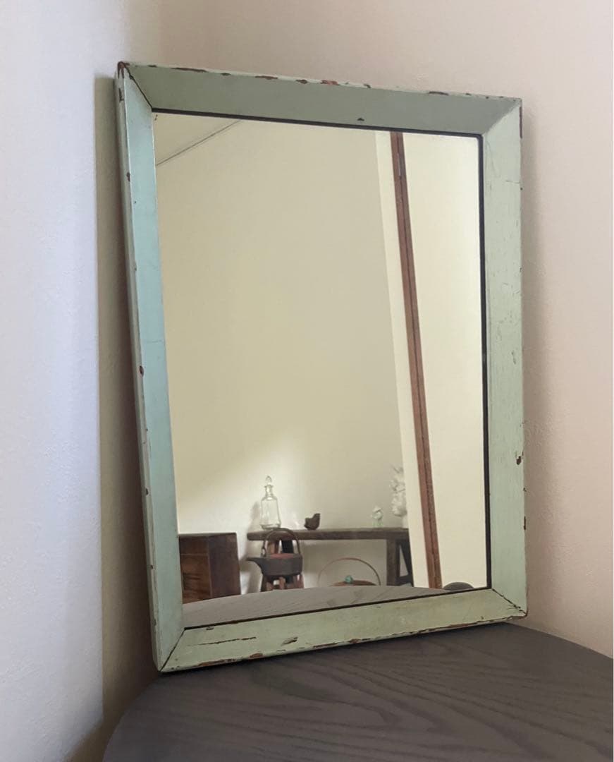 アンティークの鏡　燻んだ感じのエメラルドグリーン