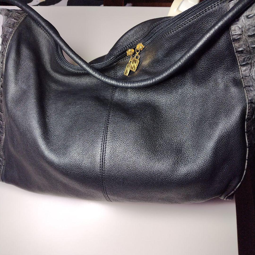 イタリア製　黒のショルダーバッグ クロコダイル風