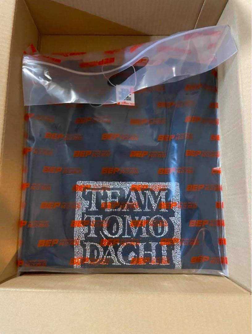 XL TEAM TOMODACHI LABEL RHINESTONE TEE 黒