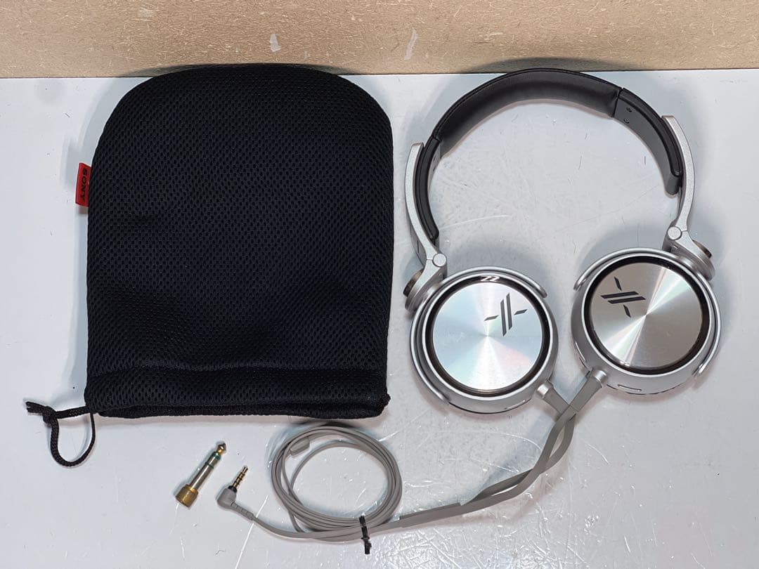 ソニーMDR-X05ヘッドホン。サイモン・コーウェル「Xエディション」