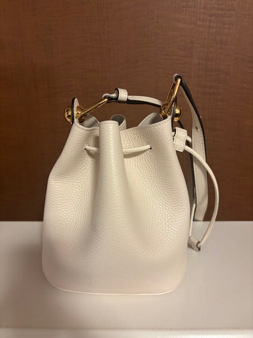 FURLAフルラホワイトレザー バケツ型ショルダーバッグ