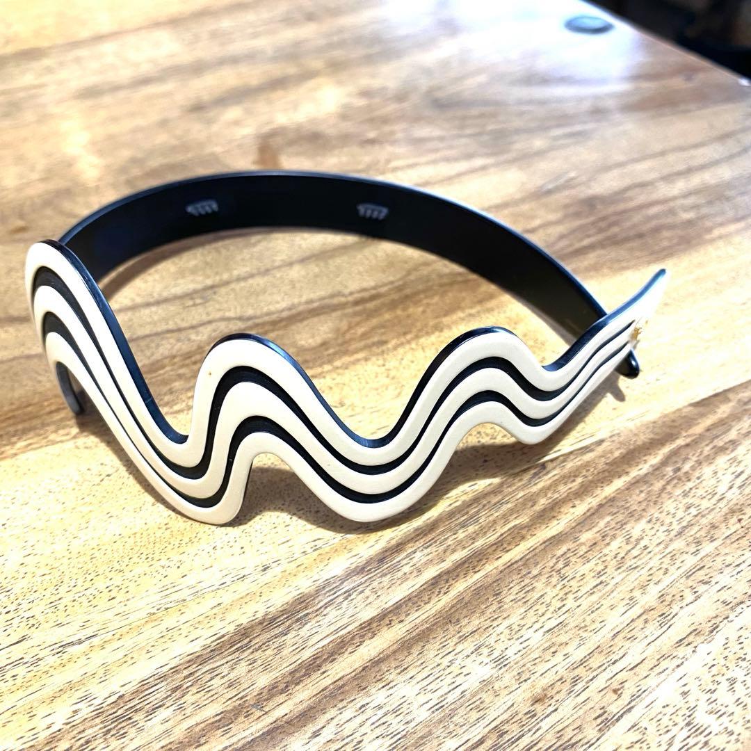 アレクサンドル　ドゥ　パリ　カチューシャ　白　ウエーブ　モダン　ヘアバンド