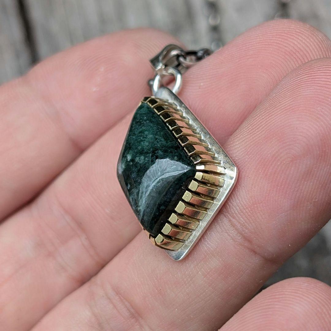 ハンドメイドの糸魚川翡翠トップ　ネックレストップ　インディアンジュエリー風