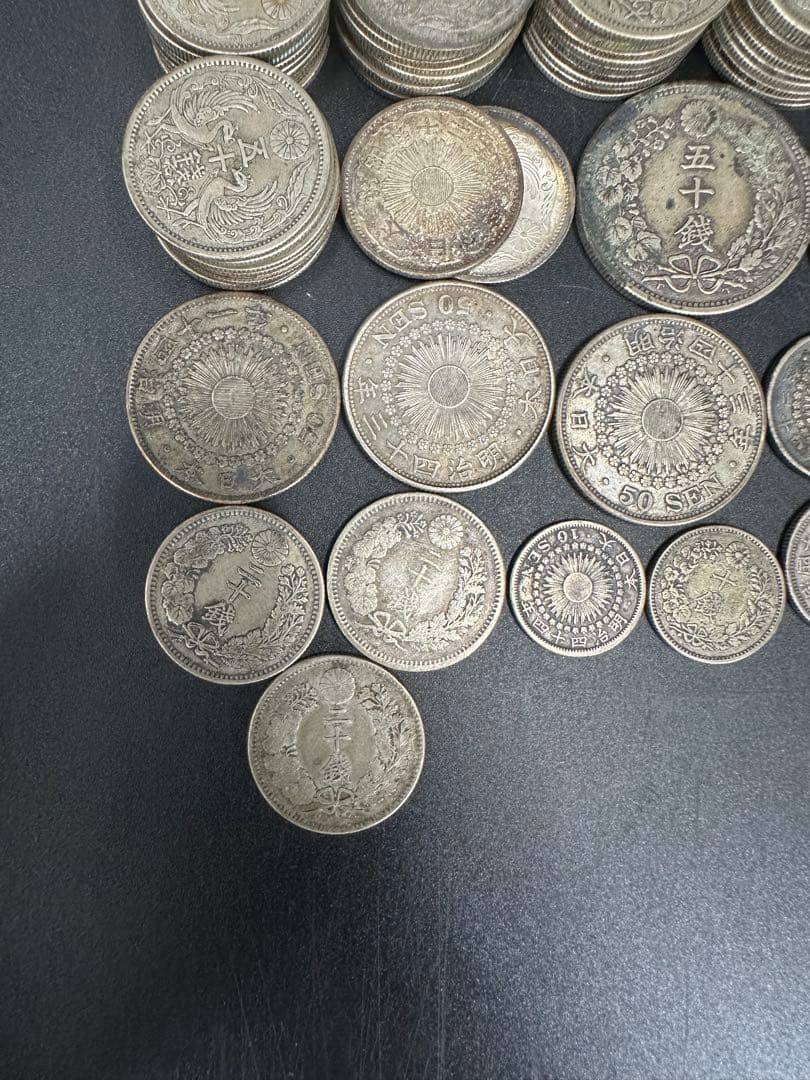 小型50銭銀貨112枚、50銭銀貨2種類5枚、他銀貨10枚、全合計676ｇ