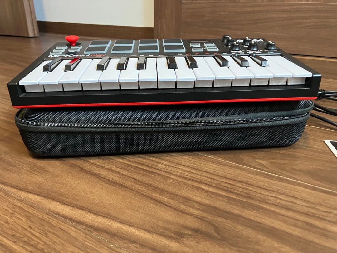 AKAI MPK Mini Play 本体と専用保護ケースのセット
