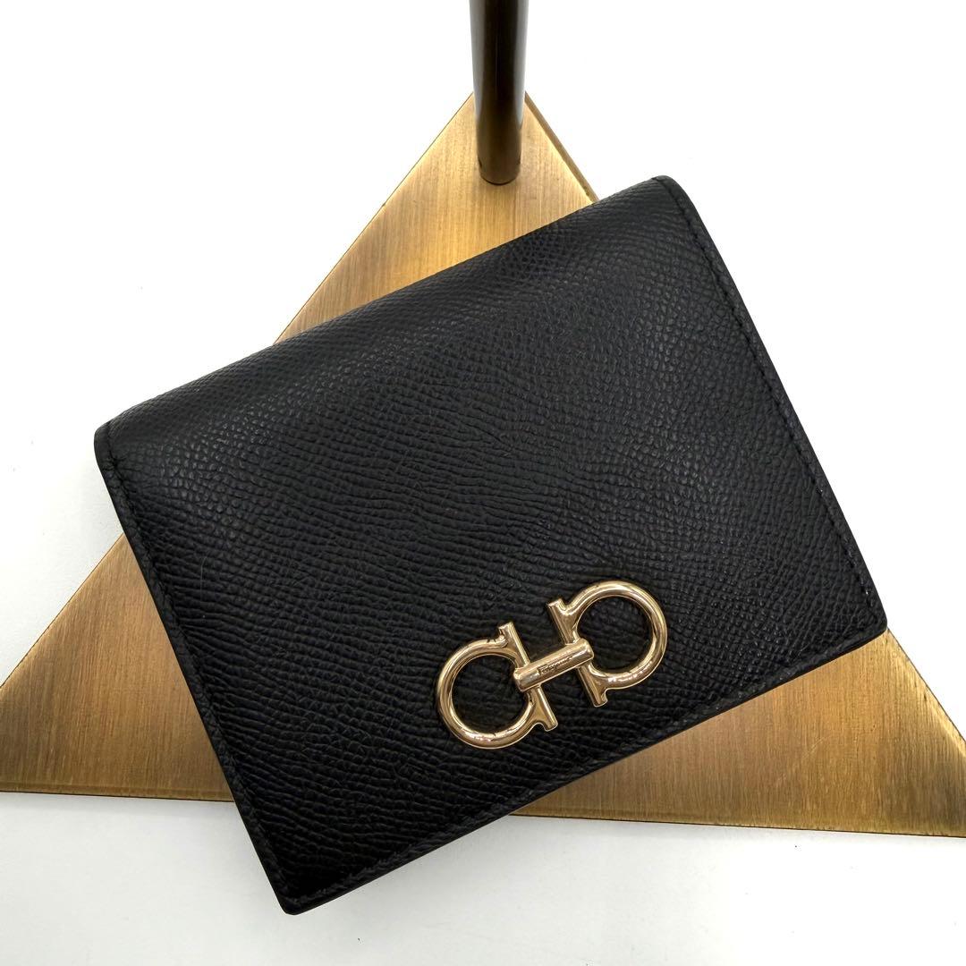 超美品　Salvatore Ferragamo ブラック 二つ折り財布　レザー