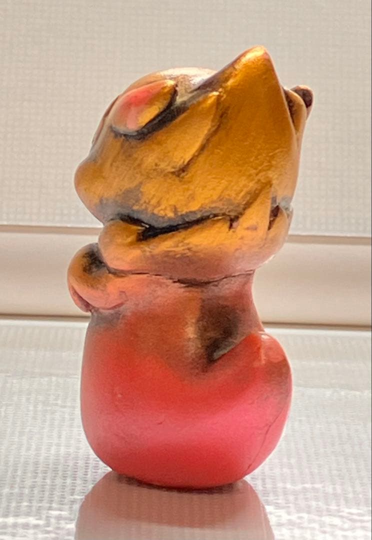 【珍品】怪獣フィギュア 金色とピンク