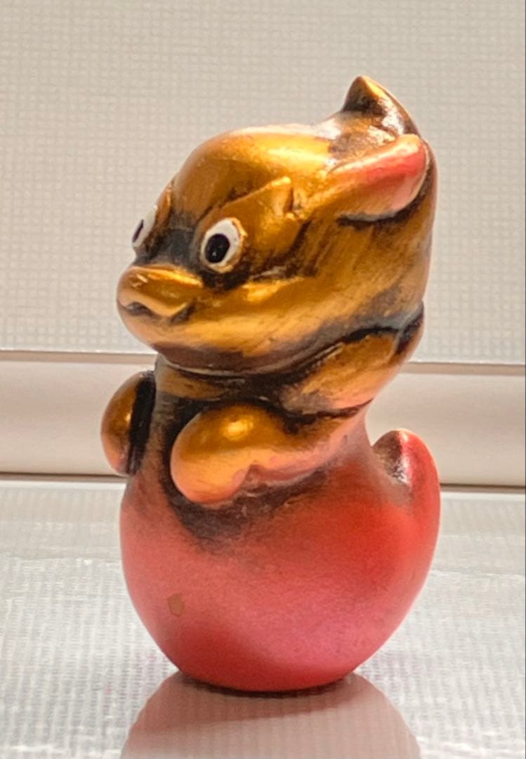 【珍品】怪獣フィギュア 金色とピンク